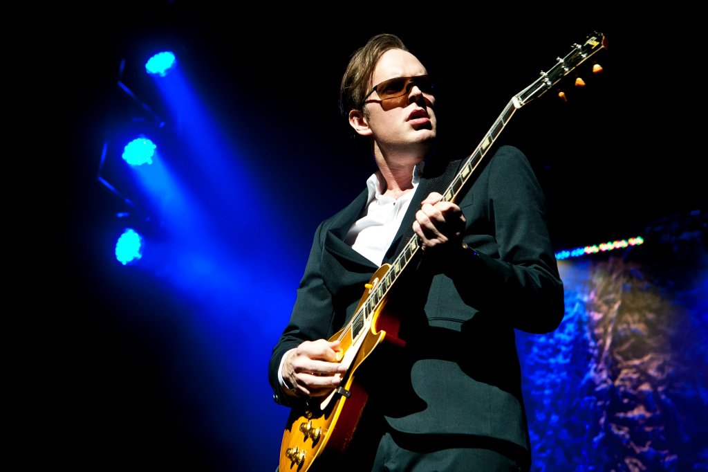 Joe-Bonamassa-2012_2-credit-Arnie-Goodman